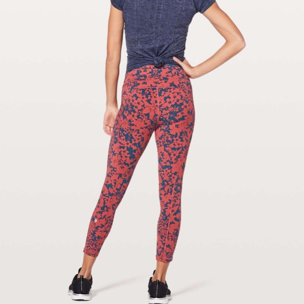 Lululemon Final Lap Crop 6 Euc - image 3